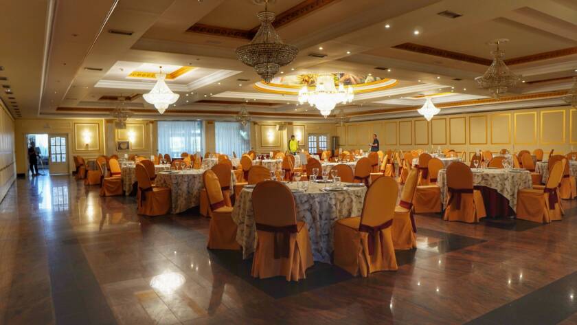 Salones Duquesa decorado en naranja en Cazalegas (Toledo)