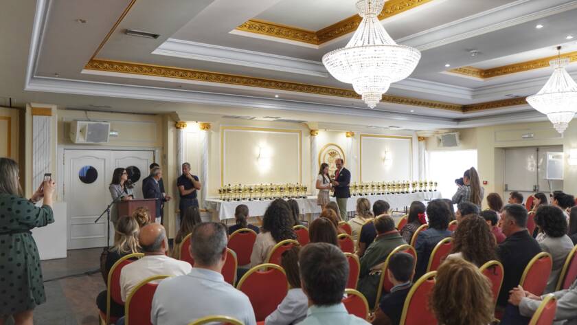 Entrega de premios en salón con lámparas de araña, Salones Duquesa.