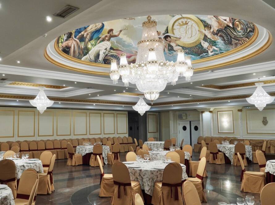 Salón elegante con cúpula pintada y grandes lámparas de araña