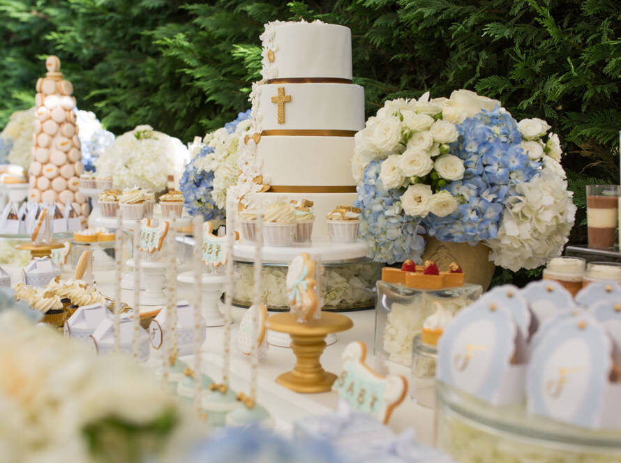 Mesa dulce de bautizo en blanco y azul en Salones Duquesa