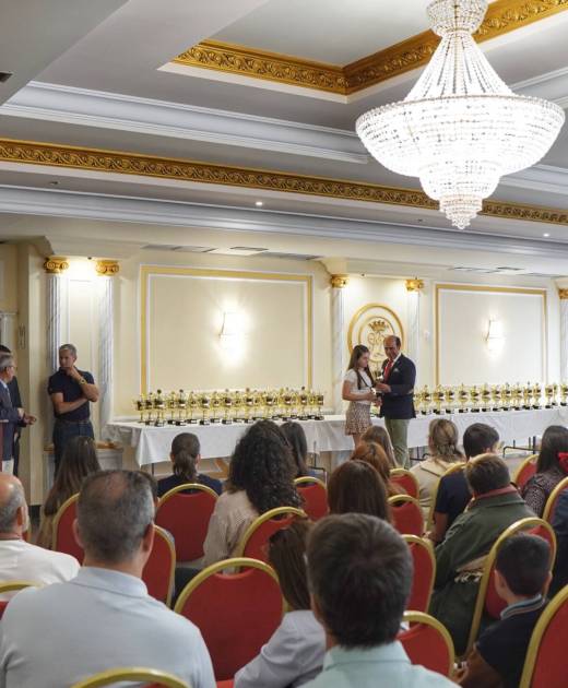 Entrega de premios en salón con lámparas de araña, Salones Duquesa.