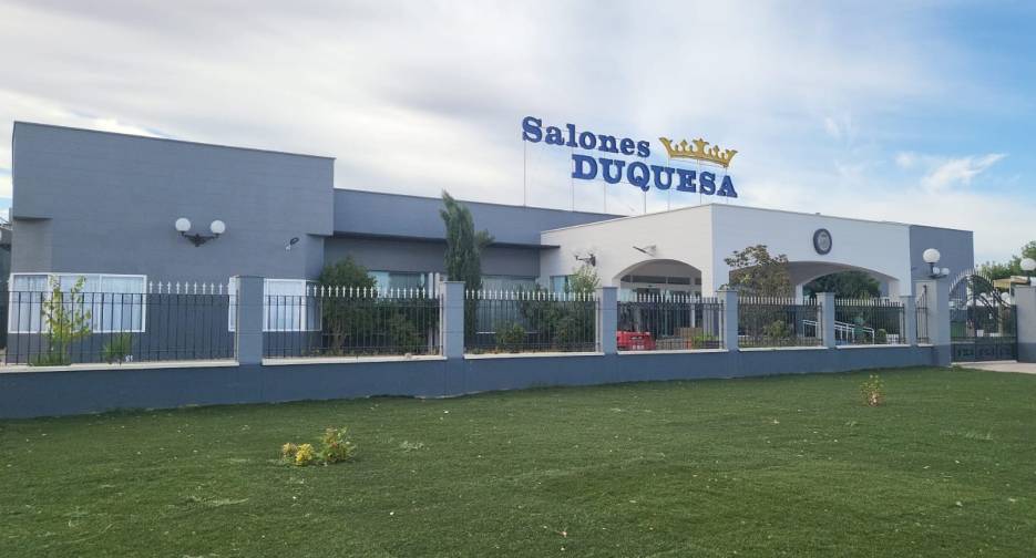 Fachada de Salones Duquesa con rótulo y entrada principal.
